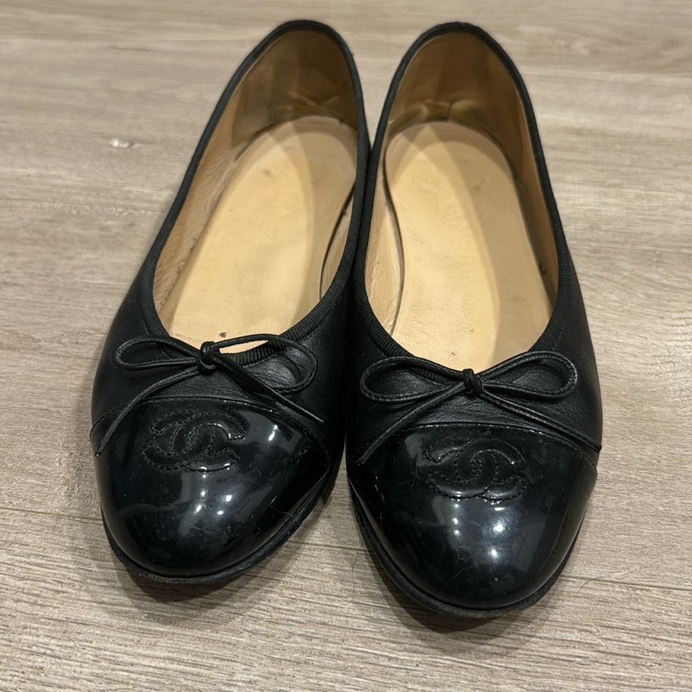 Chanel flats. black Patent Leather cap tie